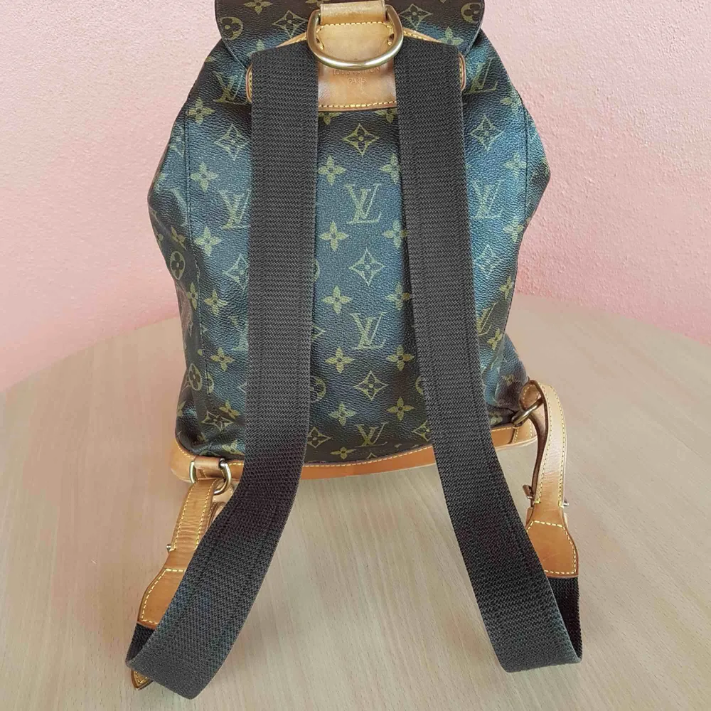 Säljer nu min fina 100% äkta Louis Vuitton Ryggsäck Montsouris Monogram GM Vintage. Den är i fint skick  Tillverkningsland : Frankrike  (  År 2001  ) Maila mig på mirjamprivat@hotmail.com eller ring 0034600375554 kan också nås på What’s app. Väskor.