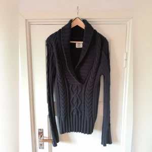  - Ribbstickad mörkblå