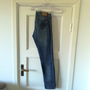  - Stretchiga låga jeans med ganska löst sittande passform. 