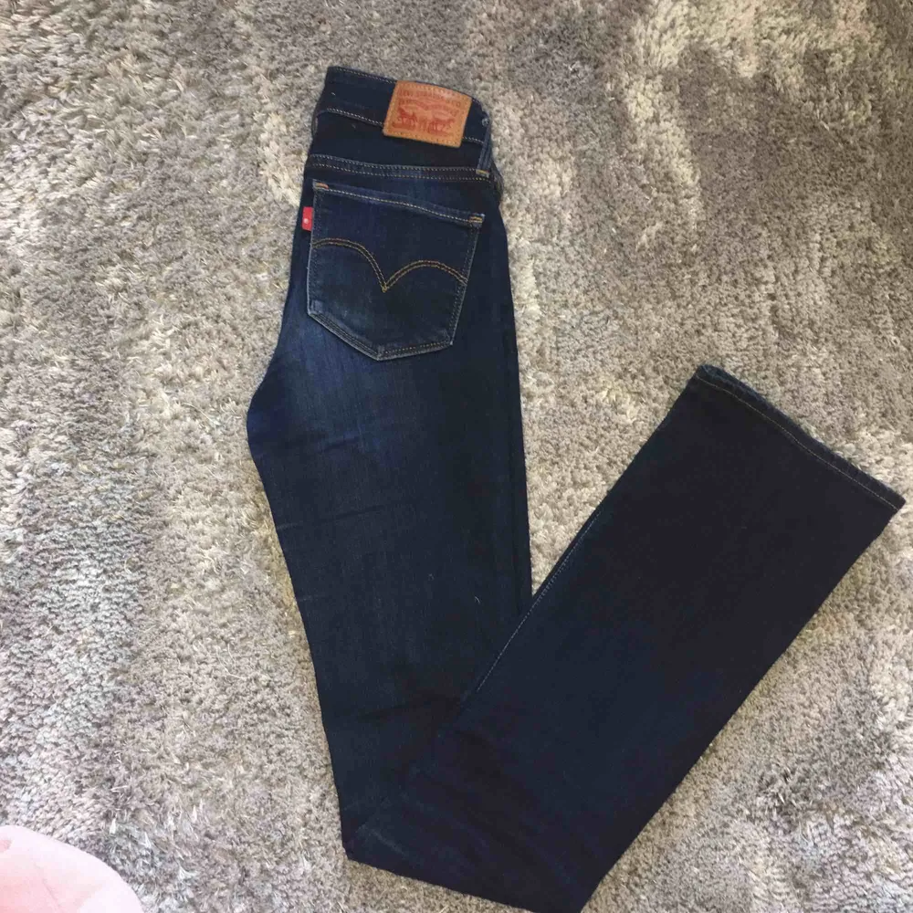 Mörk blå bootcut från Levis, storleken W24  L34. Använd ett fåtal gånger  249kr+frakt Obs! Det är inte fläckar på byxorna det är ljuset . Jeans & Byxor.
