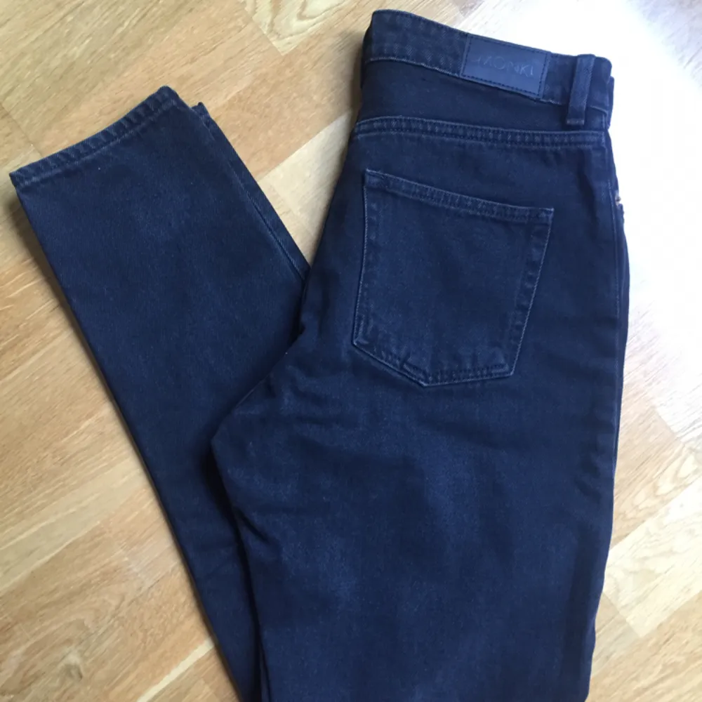 Monki Kimomo jeans (high relaxed)  Stl 30. Säljer dessa pga de är lite för små för mig. De är i nyskick och knappt använda. . Jeans & Byxor.