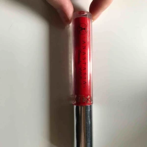  - Säljer detta röda liquid lipsticket från ANASTASIA som är äkta men säljer för 50kr då det är använt men finns mycket kvar 
