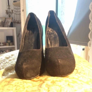  - Super höga klackskor i sammet. Inköpta från Nelly och har bara gått runt med dom hemma.  Kan skicka fler bilder/info vid intresse  Kan mötas upp i Högdalen, sickla och Stockholm annars får köparen stå för frakten ✨