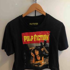 SKIT fet pulp fiction t-shirt, lite croppad. Sparsamt använd, köpare står för frakt 