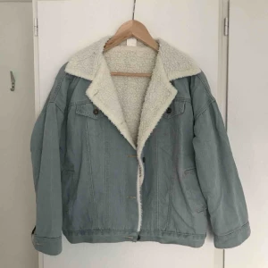  - ljusblå jeansjacka med teddyfoder. passar en s/xs i storleken. 