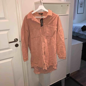  - Rosa jeans skjorta aldrig använd. Säljs pga stor i storleken. Det är M men passar L, prislapp kvar.  