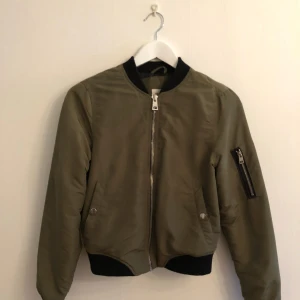  - Mörkgrön bombarjacka. Lätt fodrad. Köparen står för eventuell frakt. Hör av dig för fler bilder🌸