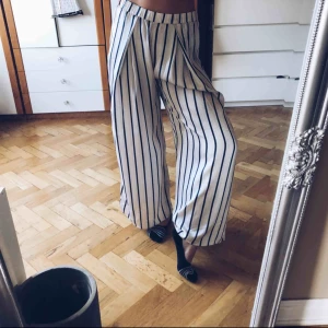  - JÄTTEsnygga vida byxor!! Är så kär i dessa men tyvärr är de lite förstora i midjan :( De förtjänar verkligen att användas! 