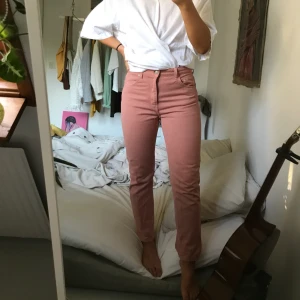  - Supersnygga jeans i storlek 28 från weekday, sitter som en smäck och framhäver baken :) använda en gång