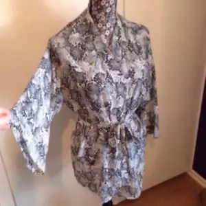 Ursnygg kimono från H&M!       Prislapp kvar, inte ens provad.