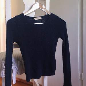 Mörkblå stickad långärmad tröja. Använd några få gånger. Utskrivna storleken är M men den korrekta storleken är definitivt XS. 