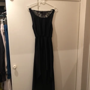  - Sommarklänning storlek 36 från ginatricot. Längre i bak o ca knälång i fram. 80kr+frakt. 