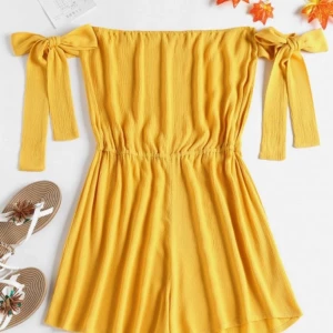  - Superfin gul playsuit från Zaful, den är HELT oanvänd, endast testad 1 gång.  Strl M men passar mig som har S och är 168 cm lång.  Egna bilder kan tas vid intresse! 150kr nypris, 80kr + 36kr frakt 🌸 Finns i Karlstad 😋