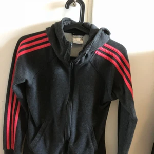  - Hoodie från adidas Inte använd mycket då den är lite stor Passar S oh XS säljer även byxor till denna hoodie som man kan hitta i profilen 
