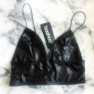  - Croptop i glansig/skinn tyg Storlek 36 helt oanvänd  Kan mötas i Stockholm annars +frakt