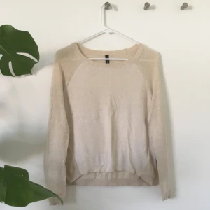  - Tunnt stickad beige tröja, sparsamt använd ~frakt 20kr