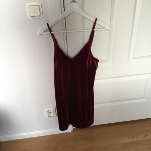  - En jätte fin velvet klänning ifrån Rebecca Stellas kollektion. Använd en gång  (köparen betalar eventuell frakt) 