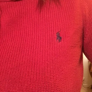  - Stickad tröja från Ralph Lauren.  Storlek M men skulle vilja säga att den passar S med  då den sitter rätt tight. Används inte så ofta så pris kan diskuteras. Möts upp i Karlskrona eller fraktar, men då står köparen för frakten 😁  