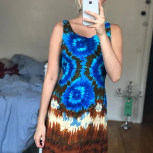  - Klänning köpt i USA under min mammas ungdomsår, cirka -80 kanske! Används tyvärr inte av mig. Band i midjan for extra curves. 