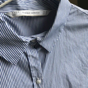  - Blå-/vitrandig skjorta från ZARA Använd 1-2 gånger så den är i gott skick  Köparen står för frakt annars kan jag mötas upp i Göteborg 