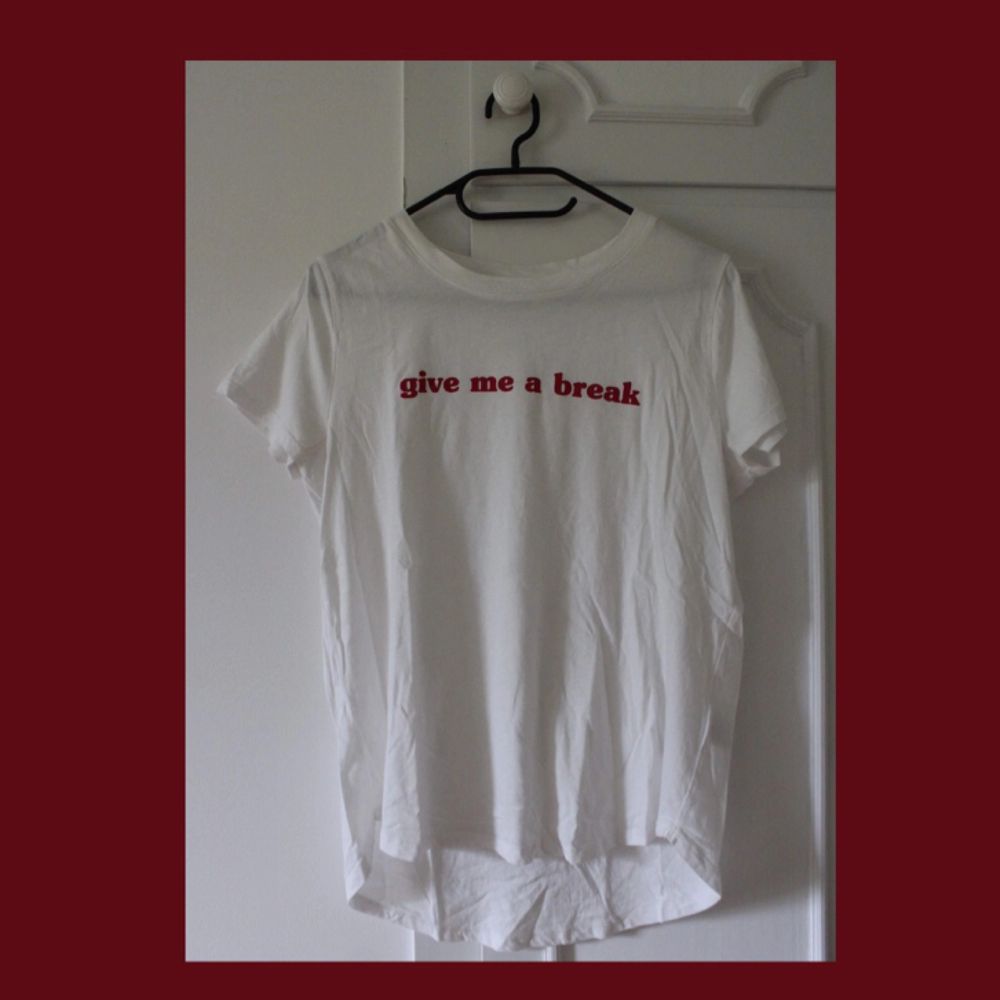 T-shirt i storlek M från Gina Tricot. Använd någon enstaka gång. Bjuder på frakten! . T-shirts.