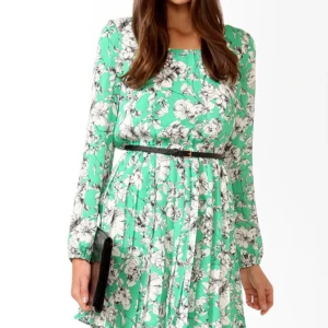  - Ny grön blommig klänning från Forever 21! Strl L. Den är liten i strl Prislapp kvar. Finns i Råcksta.