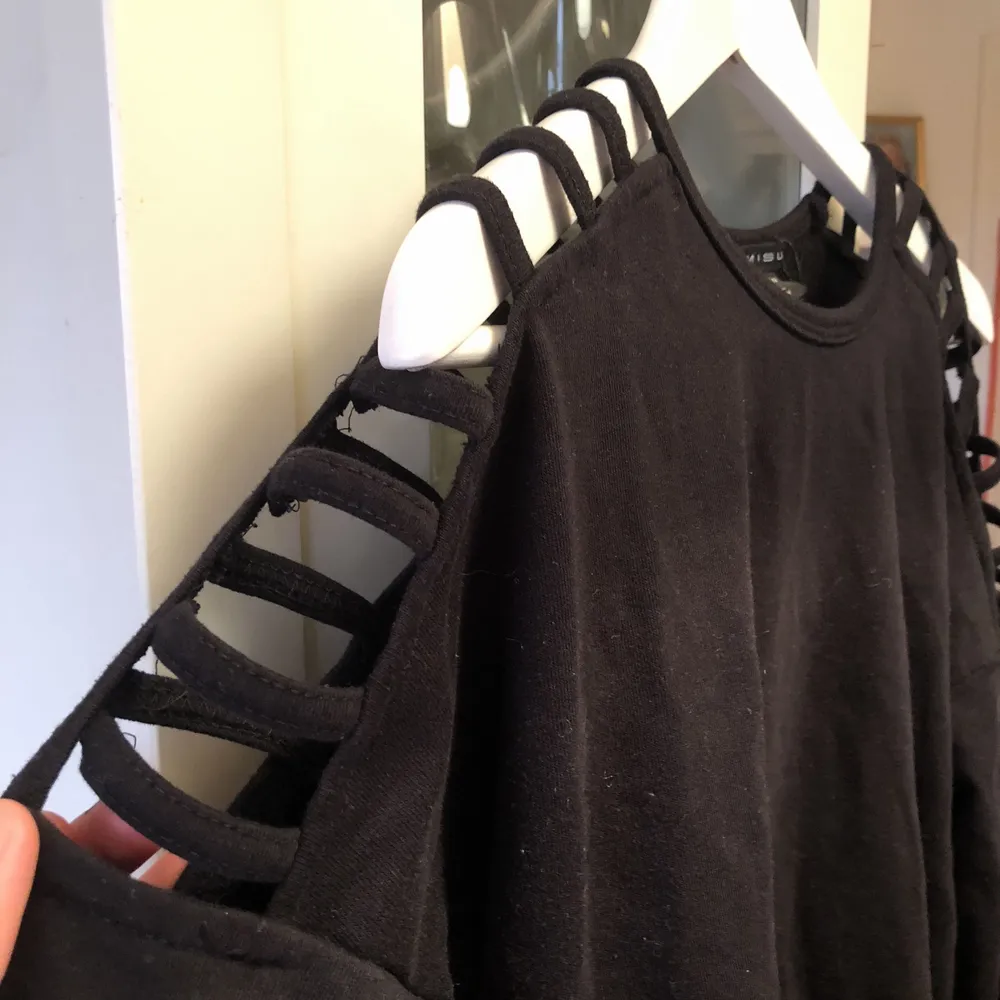 Cool svart tröja med hål på axlarna från Amisu. Säljes pågrund av ingen användning längre❤️. Hoodies.