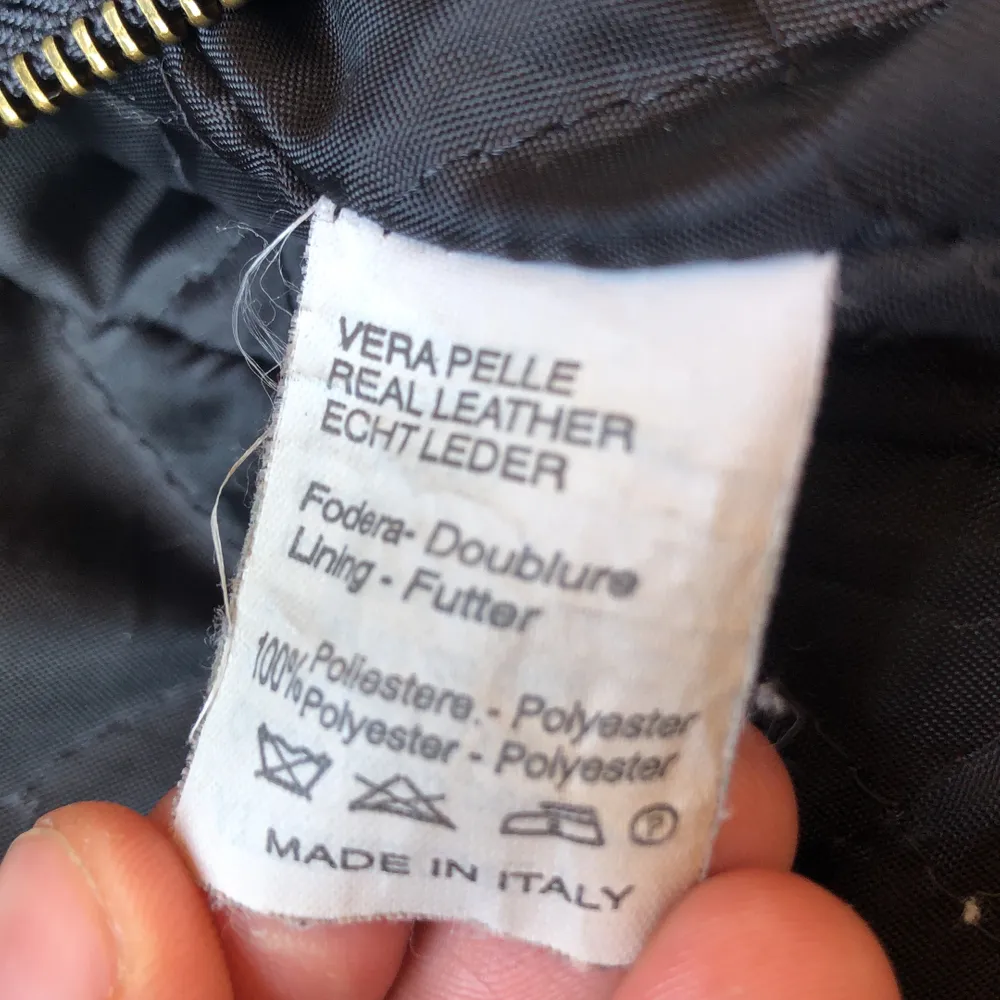 Mammas gamla Skinnjacka, köpt i Italien på 90-talet. I bra skick, riktigt läder  . Jackor.