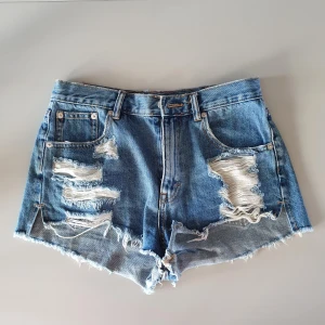 Shorts i stl 38 från Pull & Bear - Säljer mina jeansshorts i storlek 38 från Pull & Bear. Inköpta 2019, oanvända och därför i nyskick. Säljes då det är fel modell för mig. 