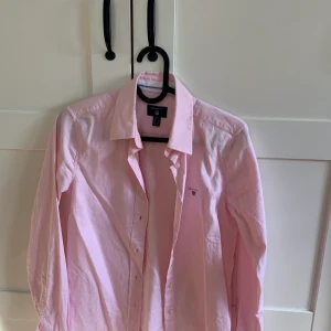 Skjorta - En ljusrosa gant skjorta i strl 32. Väldigt fint skick, endast använd 2 gånger! Nypris 1000kr
