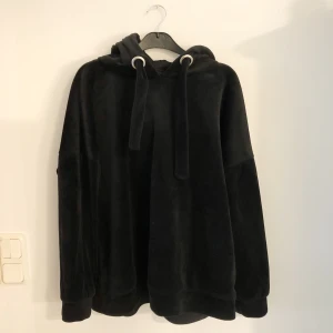 Mjuk hoodie säljes 🌟 - Svart mysig Hoodie säljes 🌟 150kr plus 63kr frakt