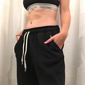 Ralph Lauren mjukisbyxor - Säljer dessa galet snygga svarta Ralph Lauren mjukisbyxorna då de tyvärr inte kommer till användning längre (äkta)💗 Högsta bud om fler är intresserade💖 Frakt tillkommer eller så kan jag mötas upp i Stockholm💘