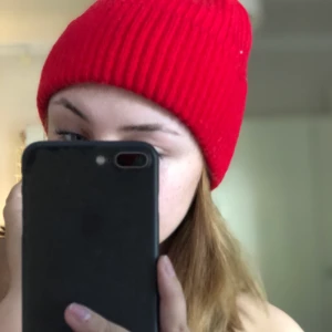 Mössa - Röd mössa som använts ca två gånger och kommer längre inte till användning då det inte är min stil