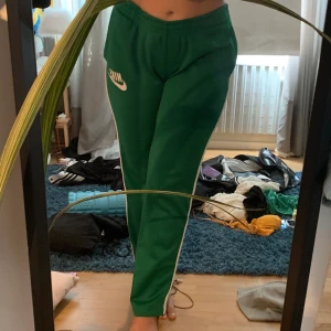 Gröna Nike byxor - Säljer dessa coola Nike byxor jag köpte på humana då de inte kommit till användning tyvärr. Pris kan diskuteras vid snabbt köp!