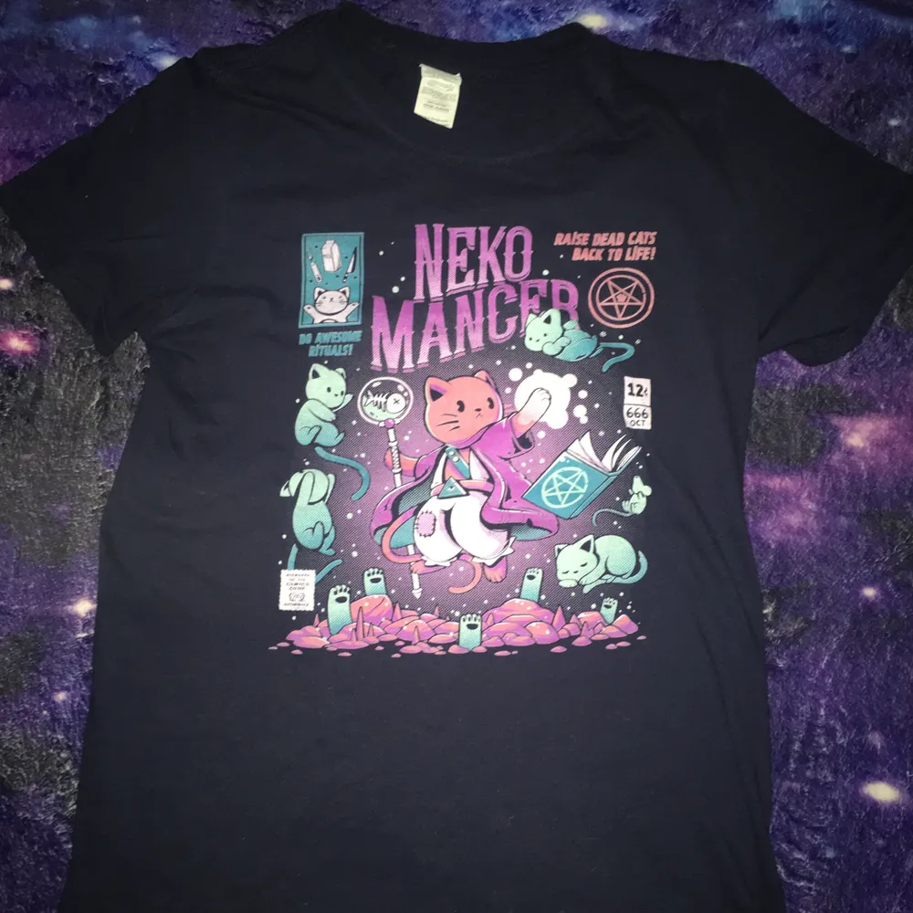 Väldigt unik och cool t-shirt med tryck där det står ”neko-mancer”. Storlek S i fint skick. Köparen står för frakten🍒. T-shirts.