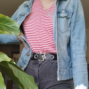 Cool jeansjacka - En jeansjacka som har slitningar bland annat på armbågen och axeln. I väldigt bra skick! Frakten är inräknat i priset✨