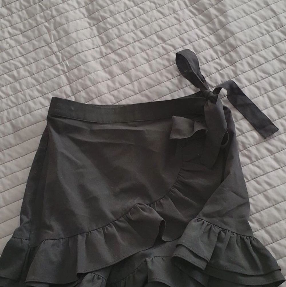 En svart shorts kjol ifrån Bikbok. Storlek:XS Köparen står för fraktkostnaden . Shorts.
