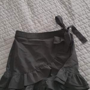 En svart shorts kjol ifrån Bikbok. Storlek:XS Köparen står för fraktkostnaden 