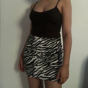 Zebra Kjol 💕 - Zebramönstrad kjol i perfekt skick! Den är väldigt stretchig o har en dragkedja där bak. Frakten är inkluderad i priset 🥳