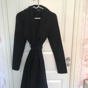  höstkappa från VILLA - Jätte skön och mysig höstkappa från Villa i storlek S! Enbart använd 2 gånger, nypris 900kr :) Bud från 400kr