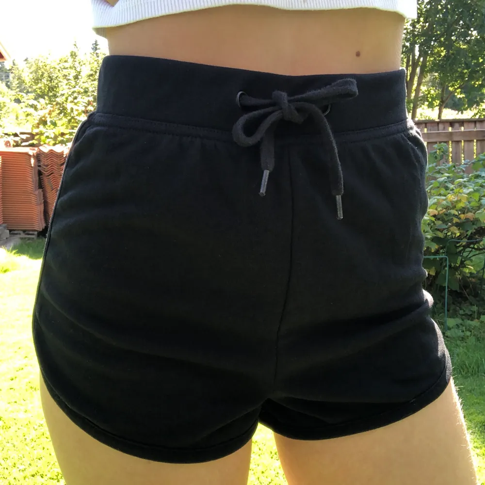 Svarta högmidjade mjukis shorts från Bikbok. Aldrig använda och i nyskick. Är i storlek XS. Frakt: 42kr💕😊. Shorts.
