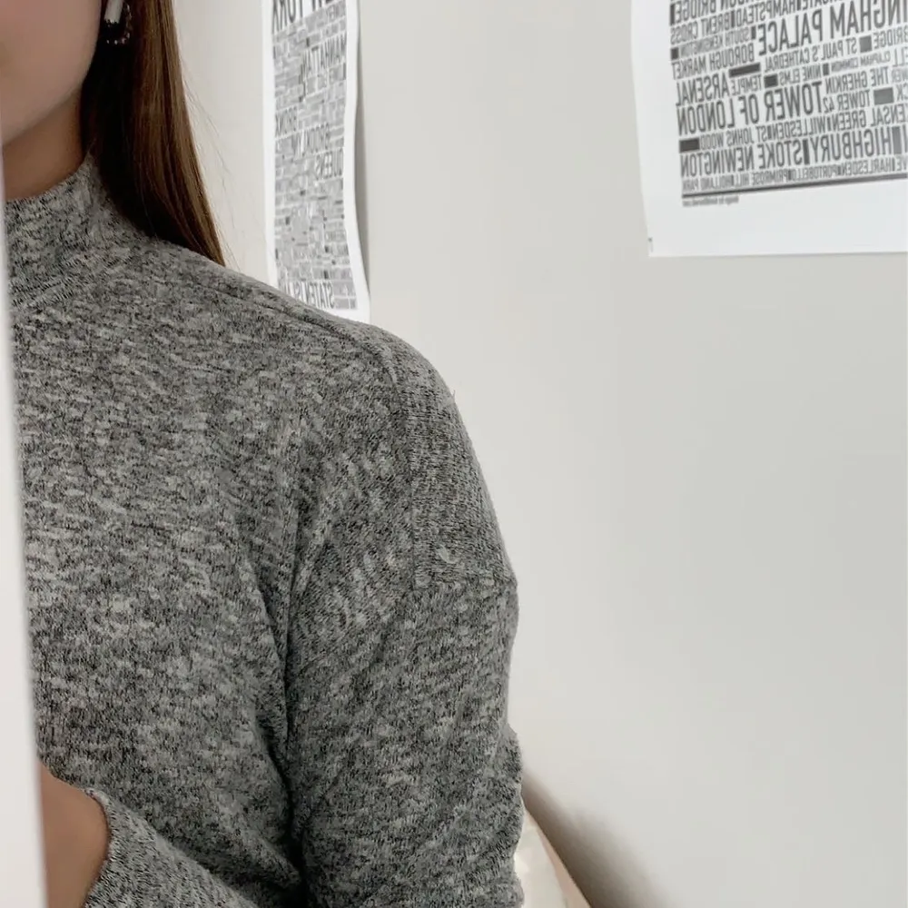 Gullig grå långärmad tröja med kort polokrage. Jättemysigt material. Priset är diskuterbart vid snabb och smidig affär.💕. Tröjor & Koftor.