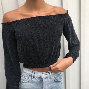 Tröja, topp, blus, festtröja, t-shirt - Säljer en snygg tröja i storlek 34. Tröjan är från h&m. Tröjan har aldrig använts därför är den i toppenskick!. Priset kan såklart diskuteras och köparen står för frakten💕