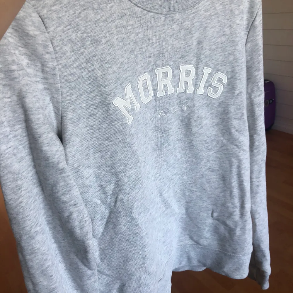Säljer en grå Morris lady sweatshirt då den aldrig kommit till användning✨ köpt för nått år sedan men nästan helt oanvänd och är i väldigt bra skick, nypris ca 1000kr💕 köpare står för frakt💗 (säljes även likadan i vit men storlek xs).. Tröjor & Koftor.