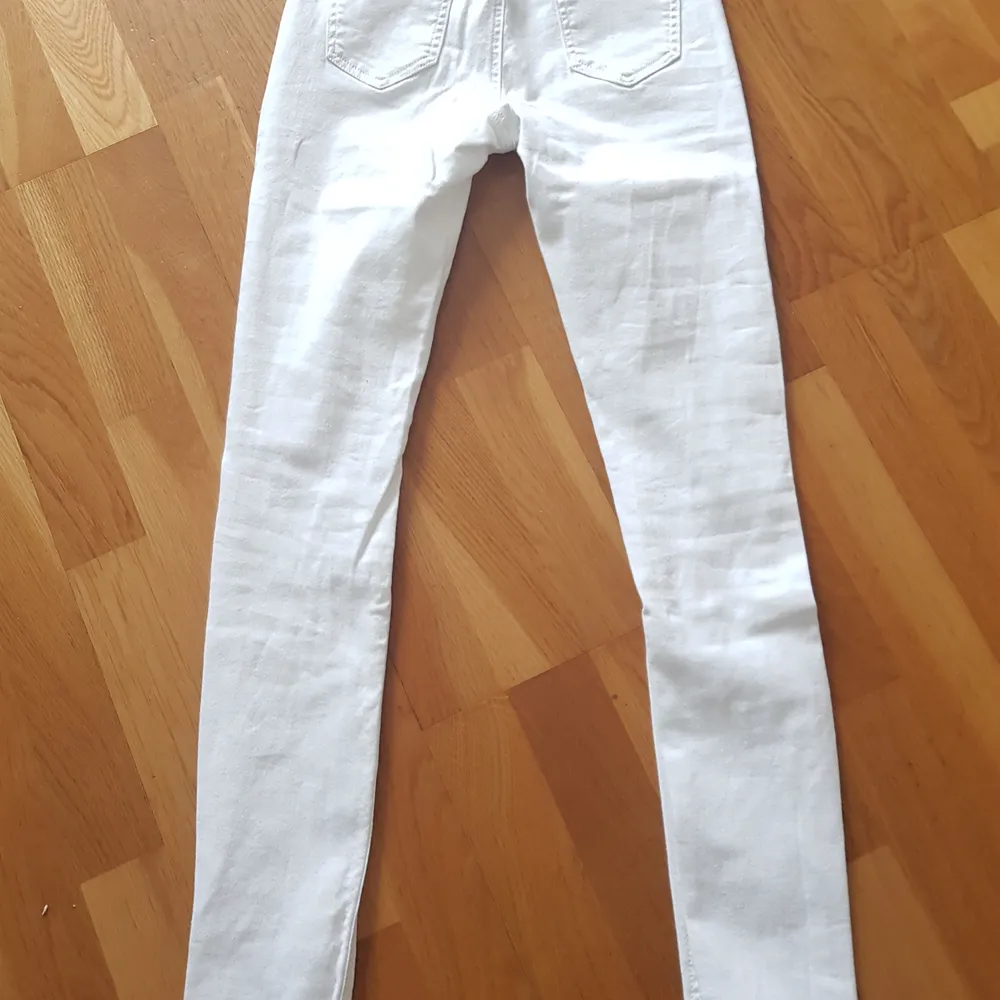 Vita monday stretchjeans med hål på knäna stl S, använda 1 gång 200 kr, köparen står för frakten . Jeans & Byxor.