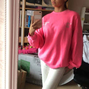 Rosa Hoodie med text - Använd ett fåtal gånger men fortfarande såpass ny att den fortfarande luddar av sig. Väldigt skön och snygg! 💕Köparen står för frakt