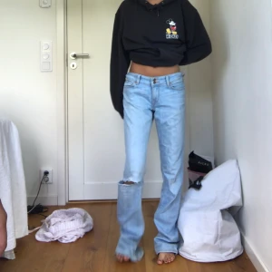 Jeans från lee! Strl 36 - Ljusblå från lee! Lappen är dessvärre avklippt men tror strl passar 34-36.