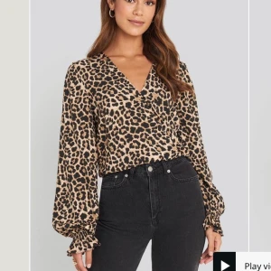 NAKD LeoBlus - Helt oanvänd blus från NAKD, sjukt fin och bra passform trivs dock inte i mönstret därav inte kommit till användning. Köparen står för frakten 25kr❤️❤️