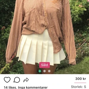 Tennis kjol den american apparel - Super söt tennis kjol som tyvärr är för liten den är köpt här på plick. Den passar en S skulle jag säga men den är i storlek M