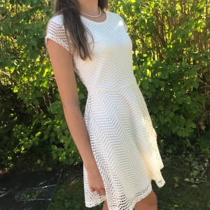 Somrig klänning - Somrig klänning från Cubus. Modellen är 166 cm. Storleken är 158/164 men passar XS-liten s. Knappt ens använd, skicket är som nytt. Ansvarar ej för postens slarv och kan skicka postbevis☺️ 200kr+frakt 